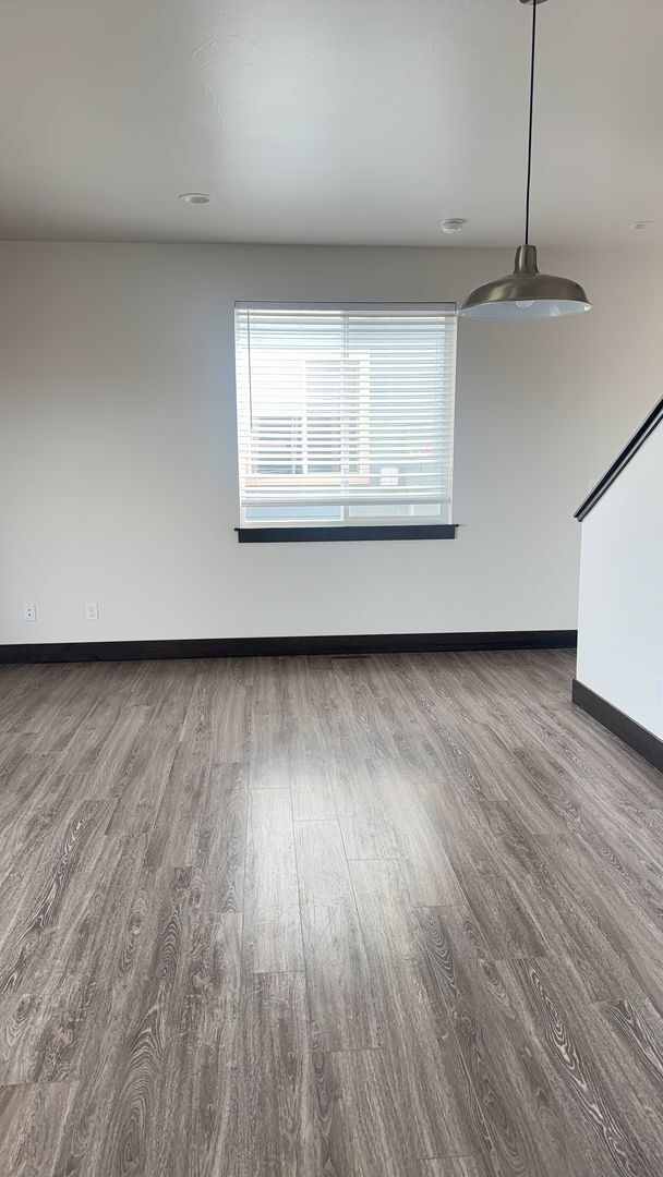 Building Photo - 3 Bed 2.5 Bath with double attached garage in Belgrade