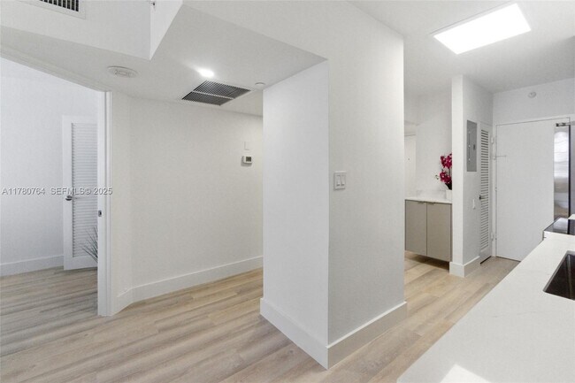 Building Photo - 100 Lincoln Rd