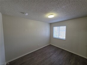 Building Photo - 574 Roxella Ln