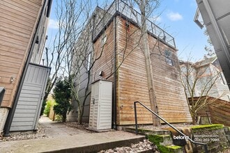 Building Photo - 3815 Interlake Ave N