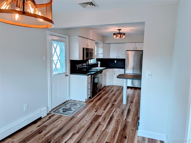 Foto del edificio - 139 Pine Neck Ave