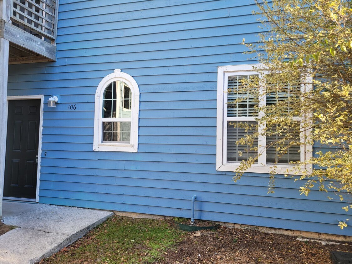 Foto principal - Renovated first floor condo with community...