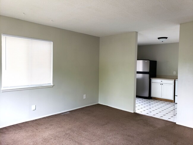 Building Photo - Large 4 bed / 2 bath house for rent