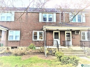 Building Photo - 703 Spring St