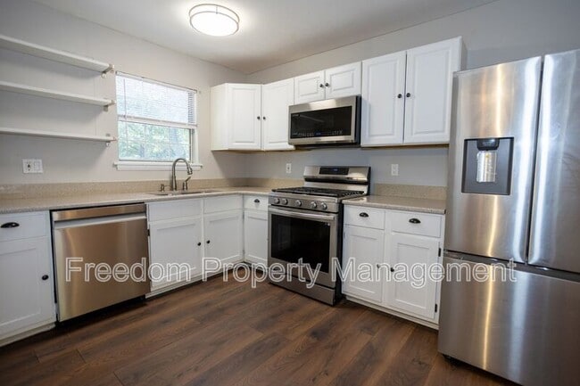 Building Photo - 5685 Roundtree Dr