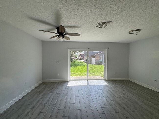 Building Photo - 2-bedroom, 2.5-bathroom townhome by UCF
