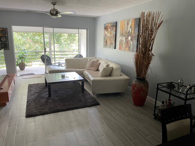 Building Photo - 2660 SW 22nd Ave