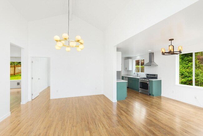 Building Photo - Kirkland Rambler 2 Bedroom Plus Gorgeous L...