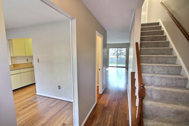 Building Photo - 10 Silver Kettle Ct