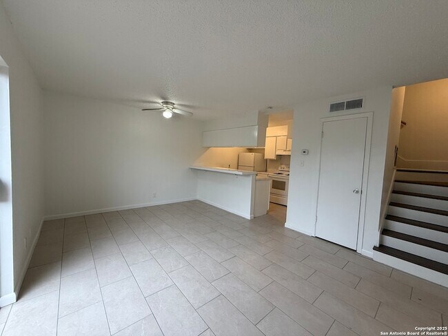 Foto del edificio - 223 Sprucewood Ln