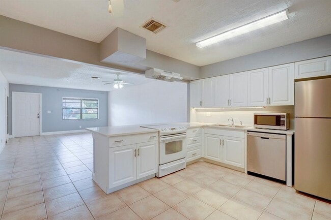 Building Photo - 3929 Kenas St