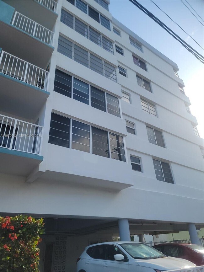 Foto del edificio - 8000 Harding Ave