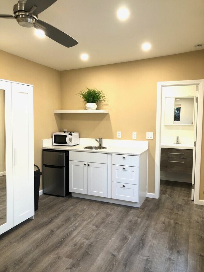 Foto del edificio - Tarzana- High End Compact Side House Studio