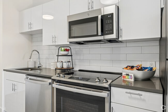2BR, 1BA - 937SF - Kitchen - 42 Broad