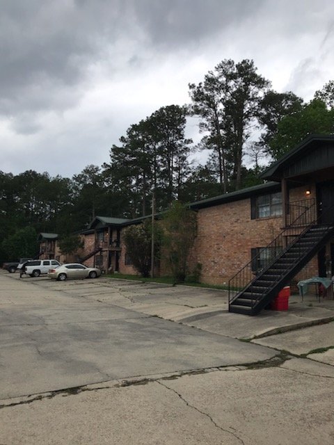 Building Photo - 3 Bedroom 1 bath apartment