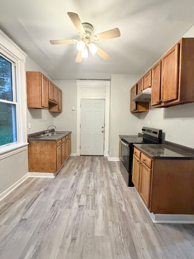 Building Photo - Large 3 bed 1.5 bath! Available NOW!