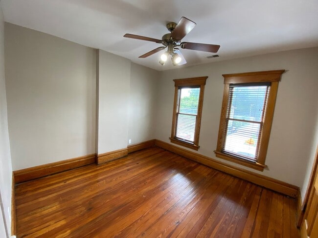 Foto del edificio - Huge Brick House! Free Parking!