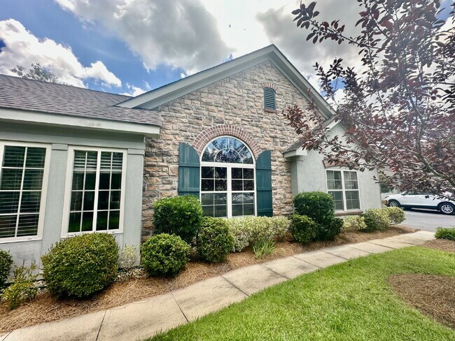 Building Photo - Charming Two Bedroom Townhome in Abbey Gle...
