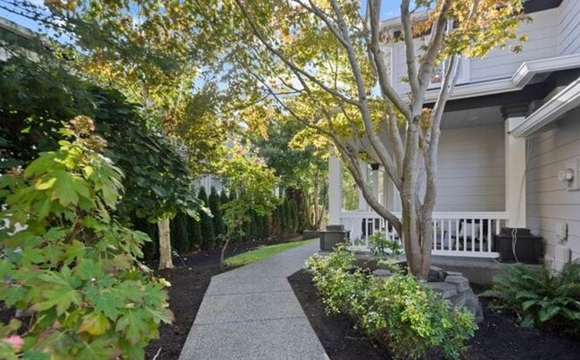 Building Photo - Elegant Murray Franklyn Home in Vintage Community