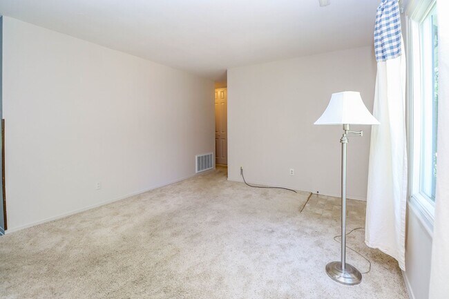 Foto del edificio - 3 bedroom home located in Russel Blvd School district!