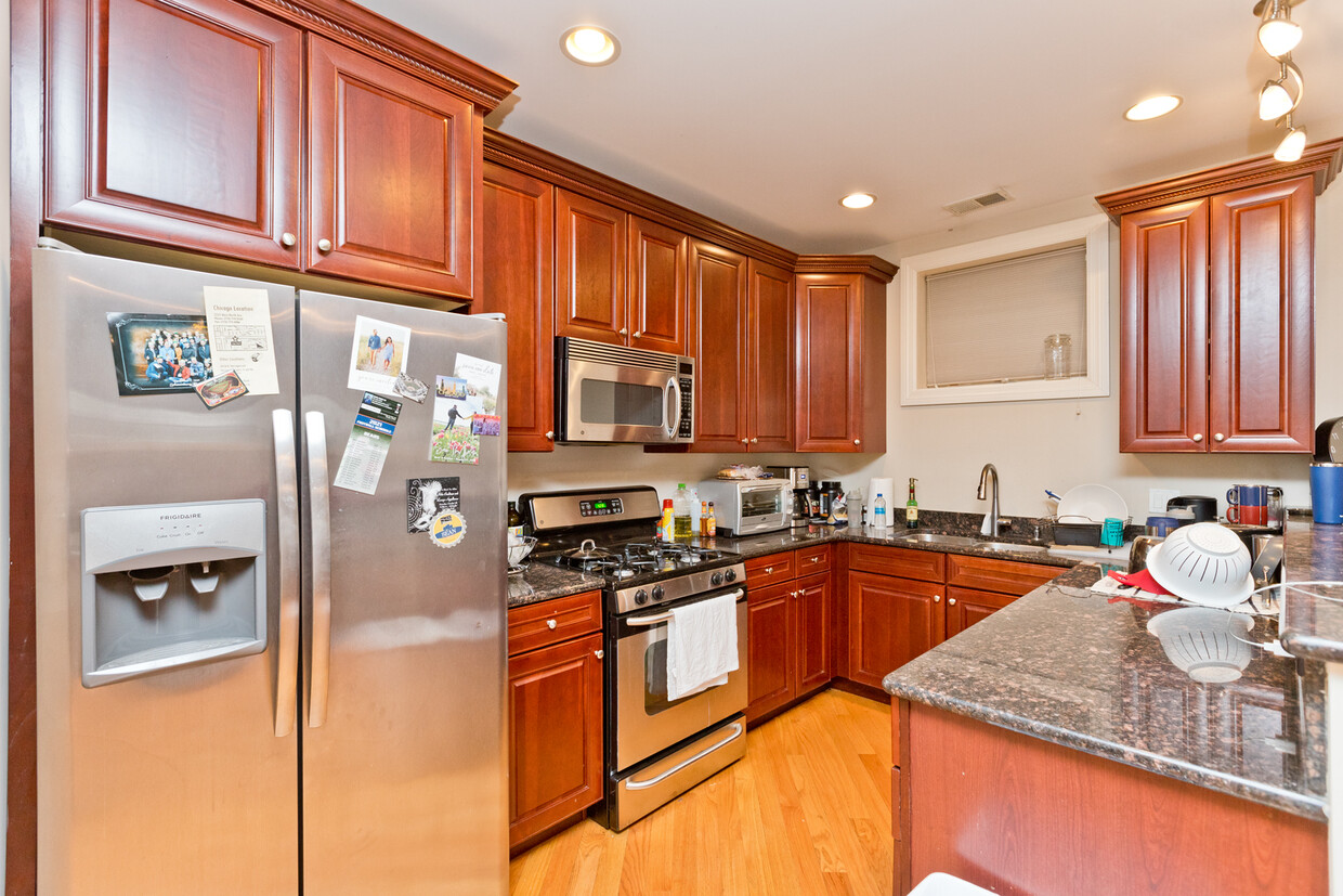 Primary Photo - 2414 W Moffat St