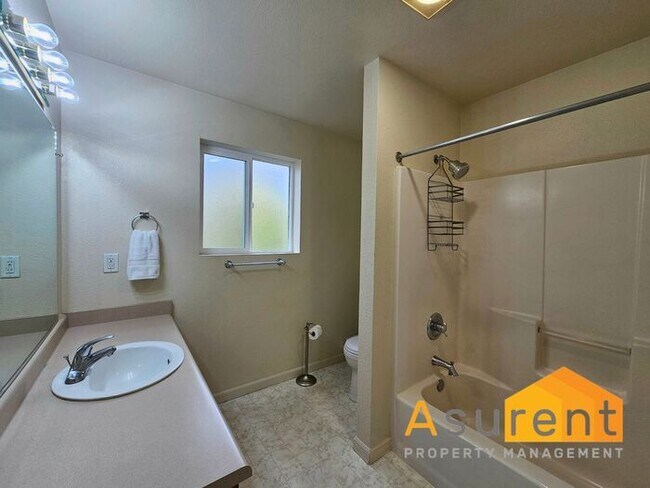 Building Photo - Charming Fully Furnished Home located in t...