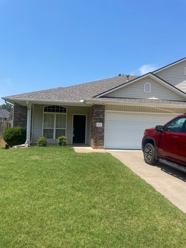 Primary Photo - 5911 Park Valley Cir