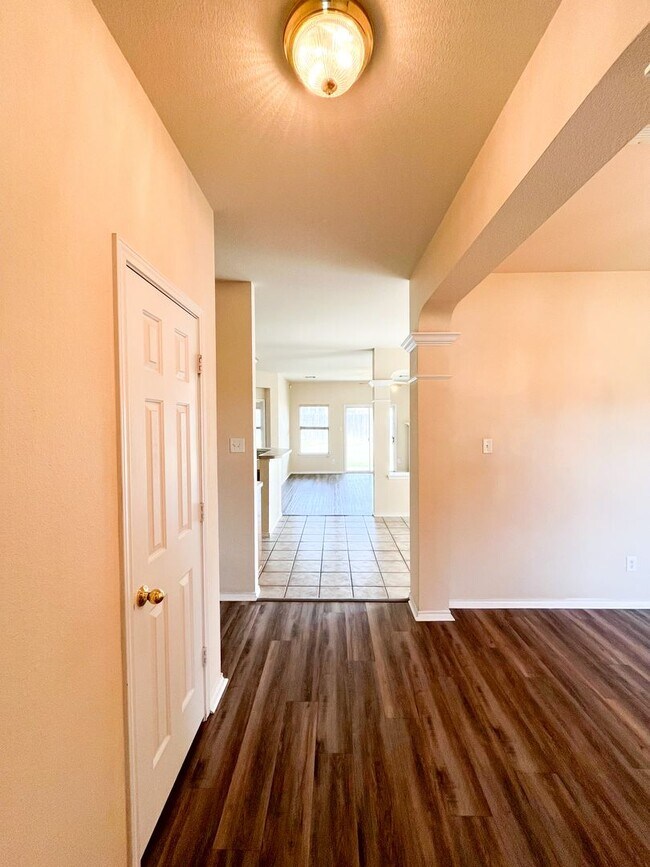 Foto del edificio - Available Now Beautiful 1 story, 4 bedroom...