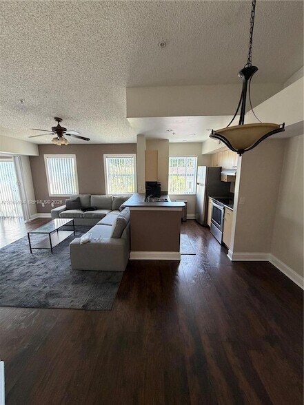 Foto del edificio - 2427 Centergate Dr