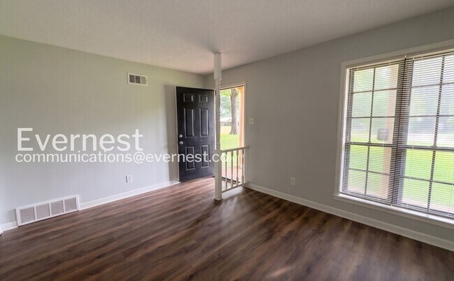 Foto del edificio - Welcome to a 3-Bed/2-Bath Charming Home with Fenced Yard/Available Now!