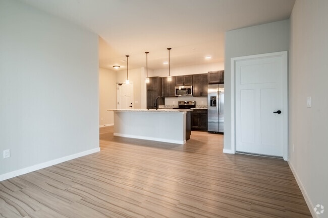 4BR, 2BA - 1288 - 500 N Tratt St