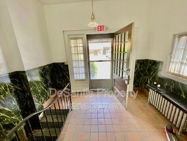 Foto del edificio - 6 Emerson Ave