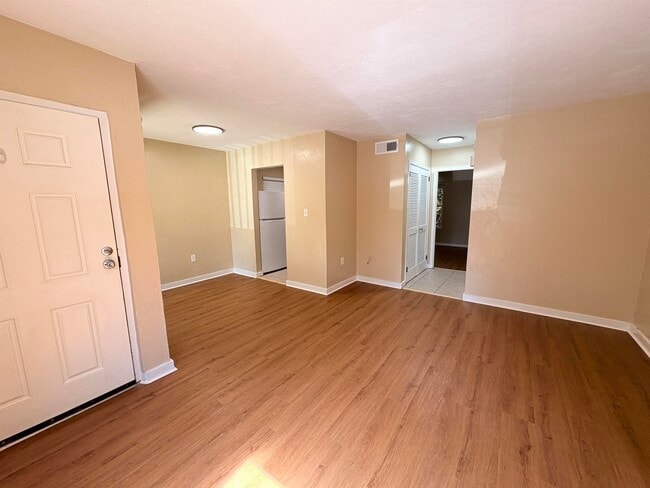 Foto del edificio - 1530 Live Oak Dr