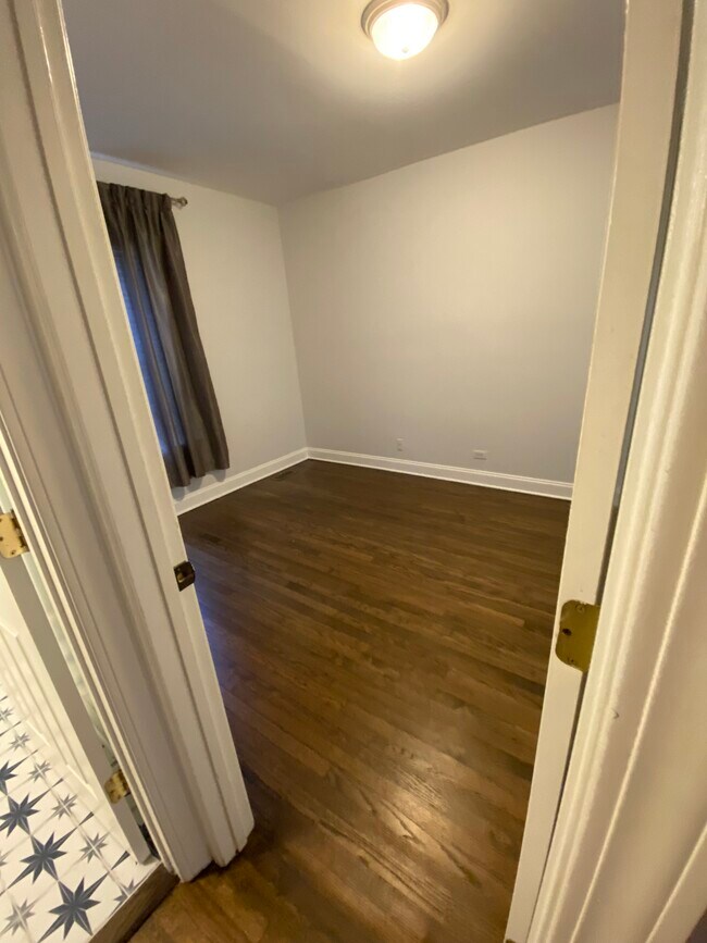 Bedroom - 1135 W Grace St