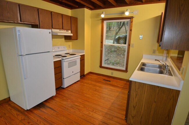 Foto del edificio - Private Wooded Retreat Near UNC with Vaulted Ceilings & Cozy Woodstove