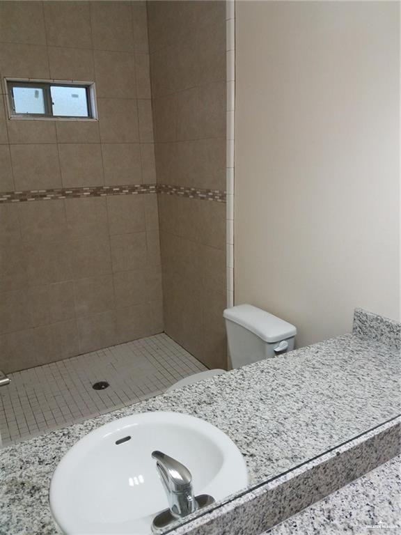 Foto del edificio - 5 Howard Dr