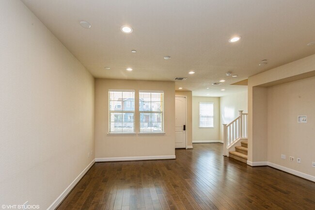 Building Photo - Stunning 3-Bed 2-Bath with Modern Amenitie...