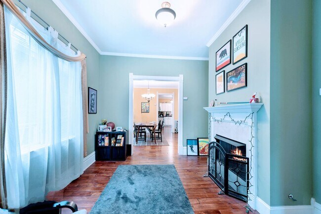 Foto del edificio - 1747 W Newport Ave