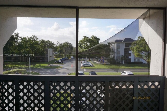 Building Photo - 721 N Pine Island Rd