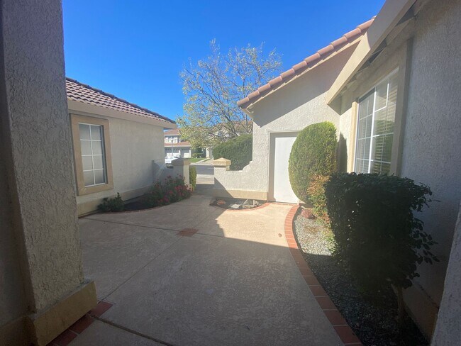 Building Photo - Bright and Open Home with Great Floorplan