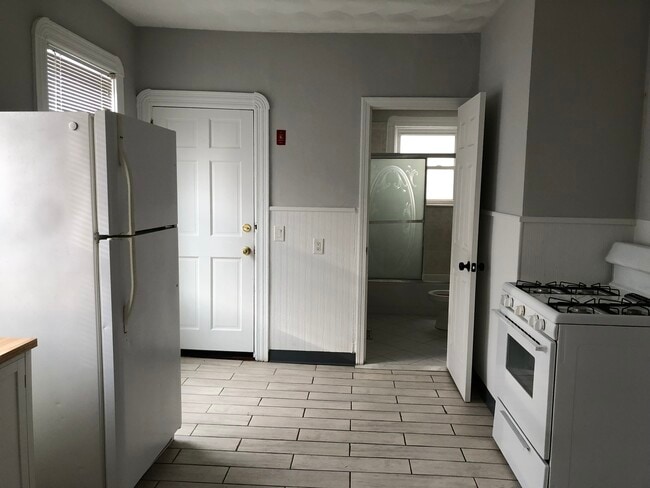 Cocina, Baño con entrada trasera - 22 Woonasquatucket Ave