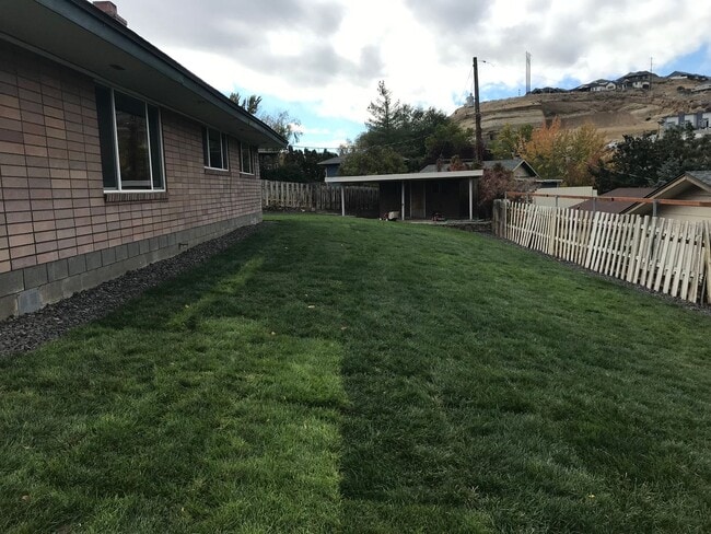 Building Photo - Awesome home with fenced yard and garage!!!!!
