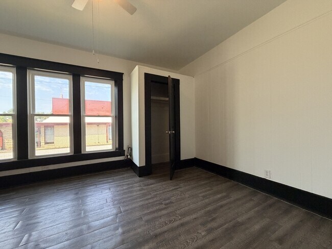 Foto del edificio - 401 E Twin Springs St
