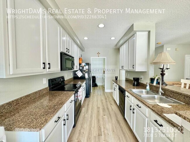 Building Photo - Cute 3/2.5 townhome in south Tampa!