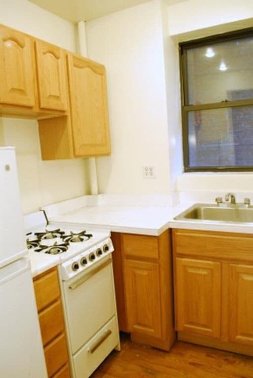 Building Photo - 333 E 78th St