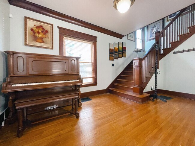 Foto del edificio - 319 E Walnut St