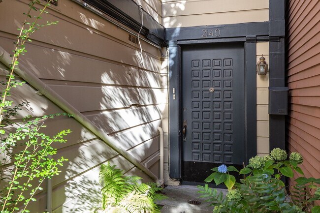 Foto del edificio - Pacific Heights: Remodeled Garden Apartment w/ Shared Patio One Block from the Presidio
