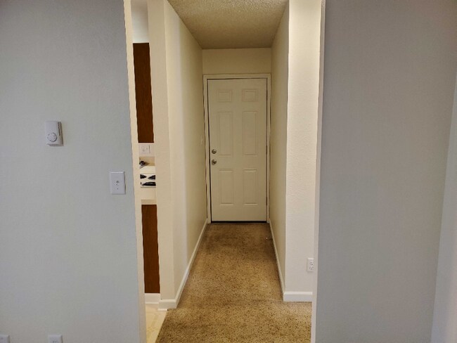 Building Photo - 806 Saddle Dr