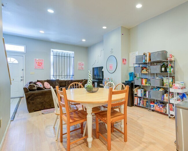 Foto del edificio - Spacious 6-Bedroom Townhouse At Temple Uni...