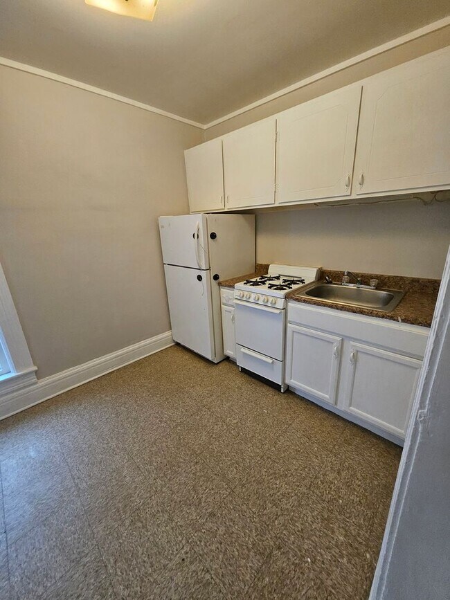 Foto del edificio - upper two-bedroom unit lower east side